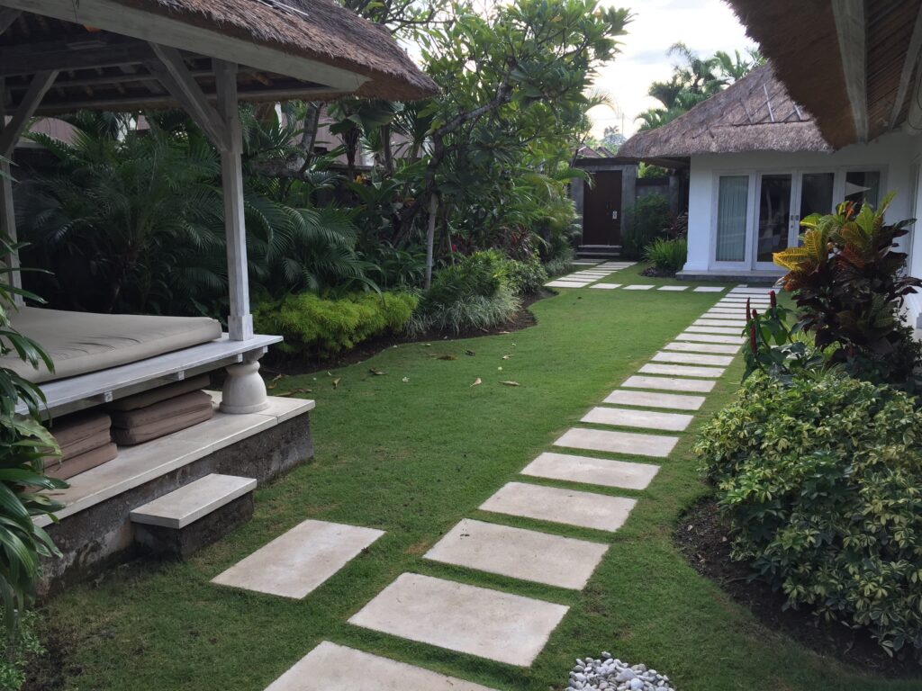 プライベートプール付きのヴィラ「SERENE ACACIA」で迎える優雅な朝