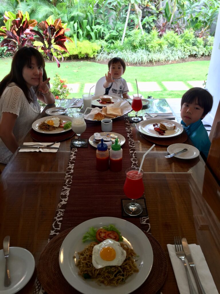 プライベートプール付きのヴィラ「SERENE ACACIA」で迎える優雅な朝