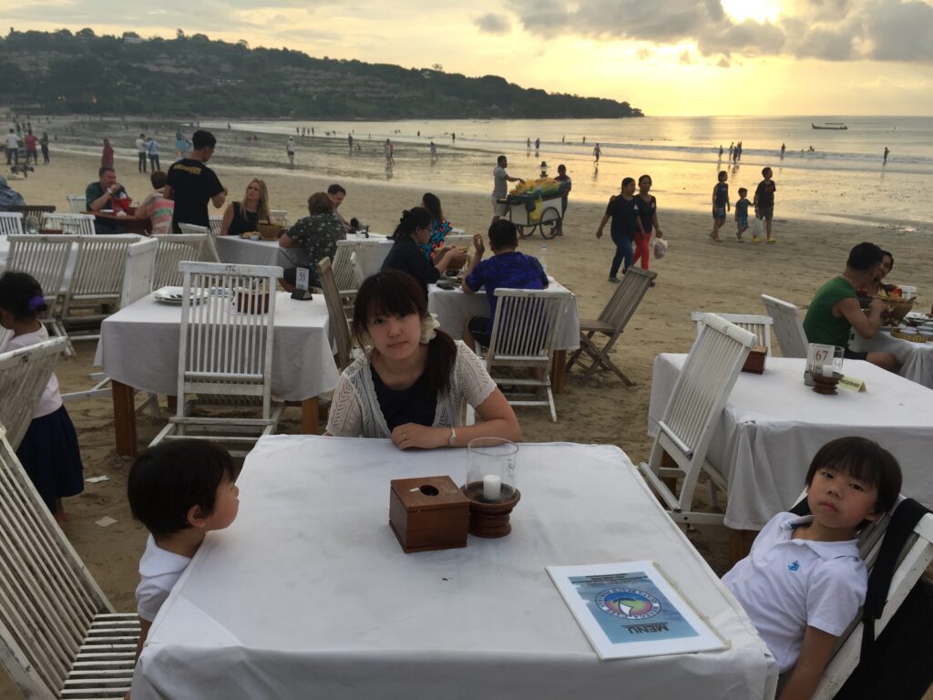 ジンバランビーチ名物のシーフードBBQ「イカン・バカール」