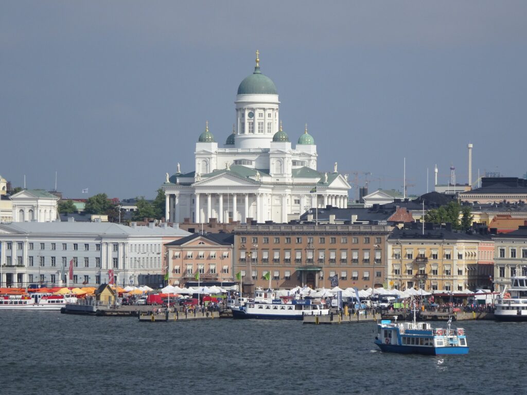 白亜の「ヘルシンキ大聖堂」近くのヘルシンキ南港・オリンピアターミナルで「シリヤ・セレナーデ」から下船