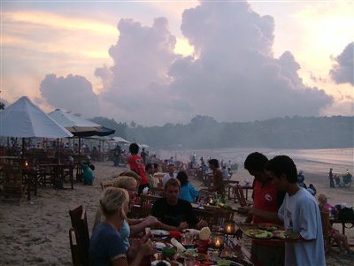 ジンバランビーチ名物のシーフードBBQ「イカン・バカール」