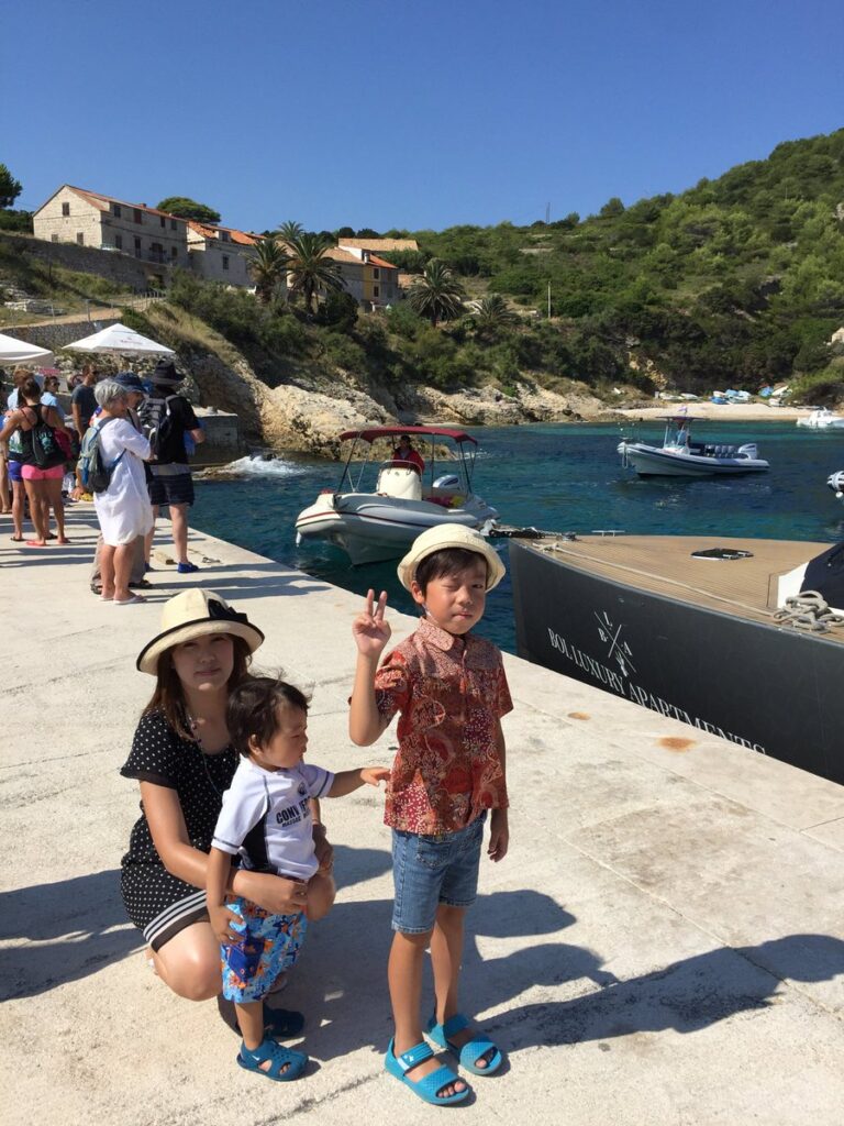 ビシェヴォ島の港と青い海