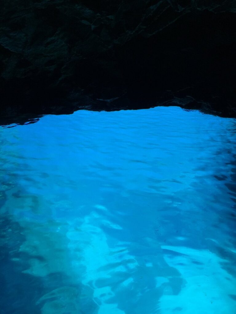 青く輝くビシェヴォ島の青の洞窟内部