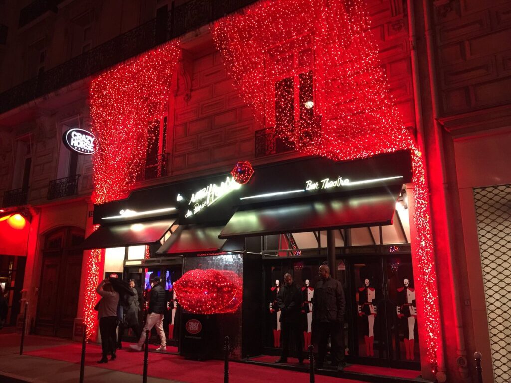 パリのキャバレー「Crazy Horse Paris」
