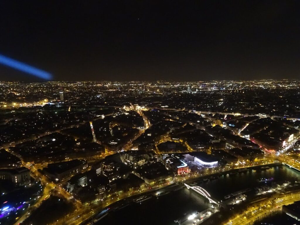 エッフェル塔上部から望むパリの夜景