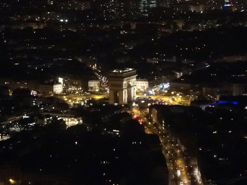 エッフェル塔から望む夜の凱旋門周辺