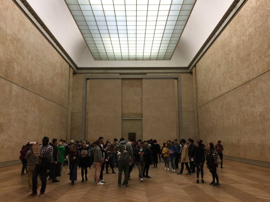 ルーブル美術館のモナリザ展示室