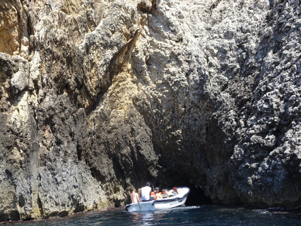 ビシェヴォ島・青の洞窟の狭い入口