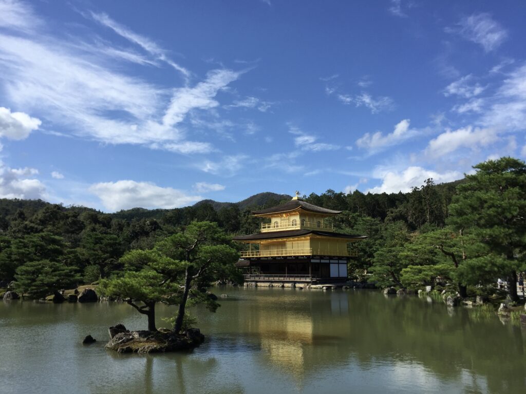 青空に映える、14年ぶりの金閣寺と鏡湖池