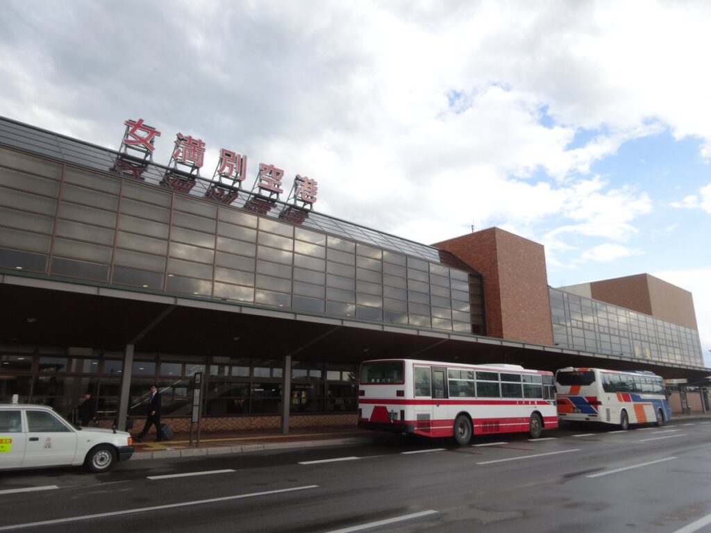 女満別空港でレンタカーを借りる|女満別空港からウトロへのドライブ