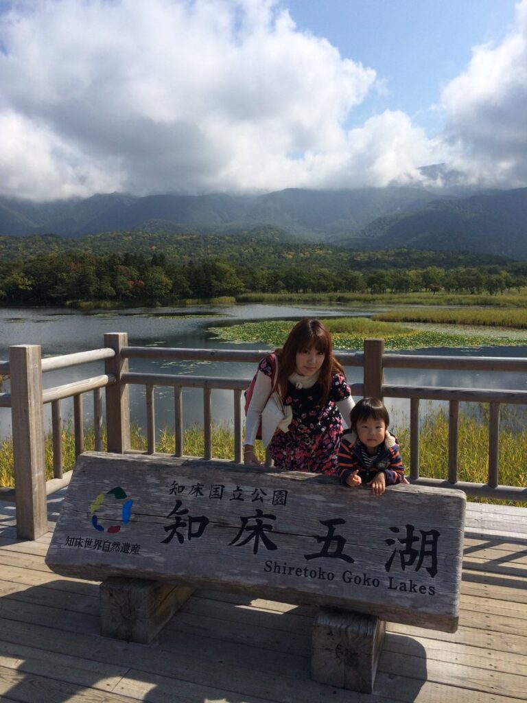 知床五湖トレッキングの湖畔展望台