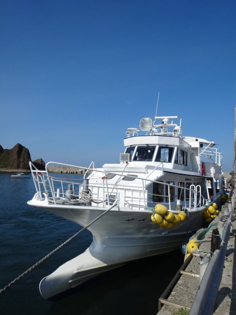 ウトロ港発の知床岬クルーズ|知床岬クルーズから見るカムイワッカの滝
