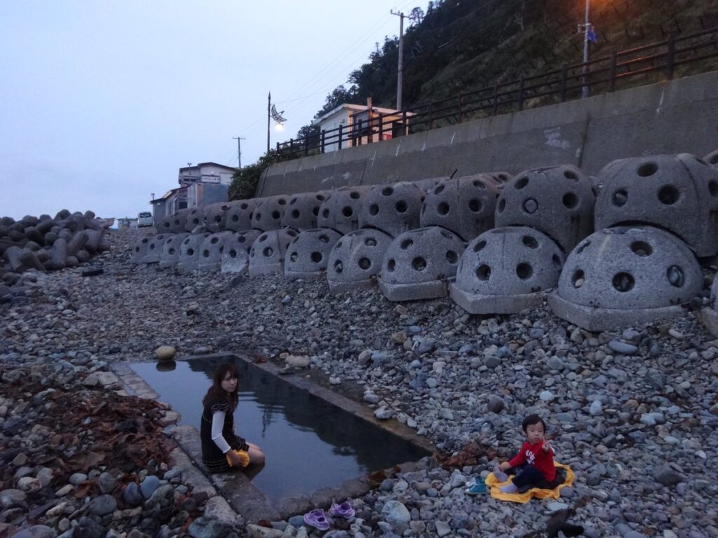 相泊温泉の湯舟と周囲の景色