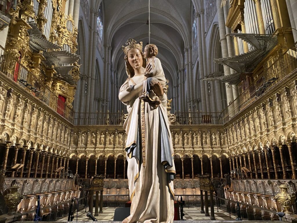 古都トレド・トレド大聖堂の「白い微笑みのマリア像」