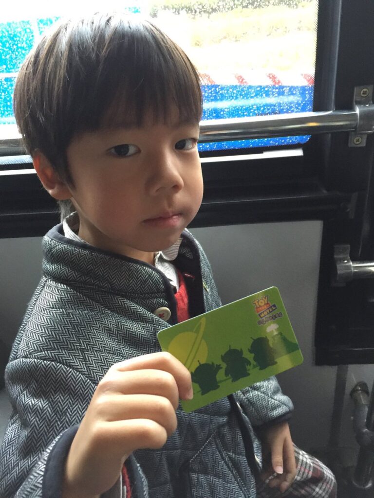 上海ディズニーランドでホテル宿泊者用カードを持つ子ども