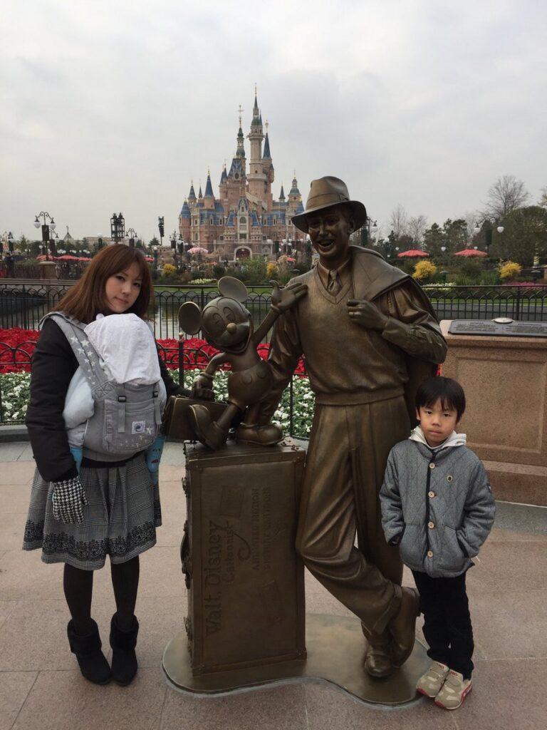 上海ディズニーランドのウォルト・ディズニーとミッキーの像で記念撮影