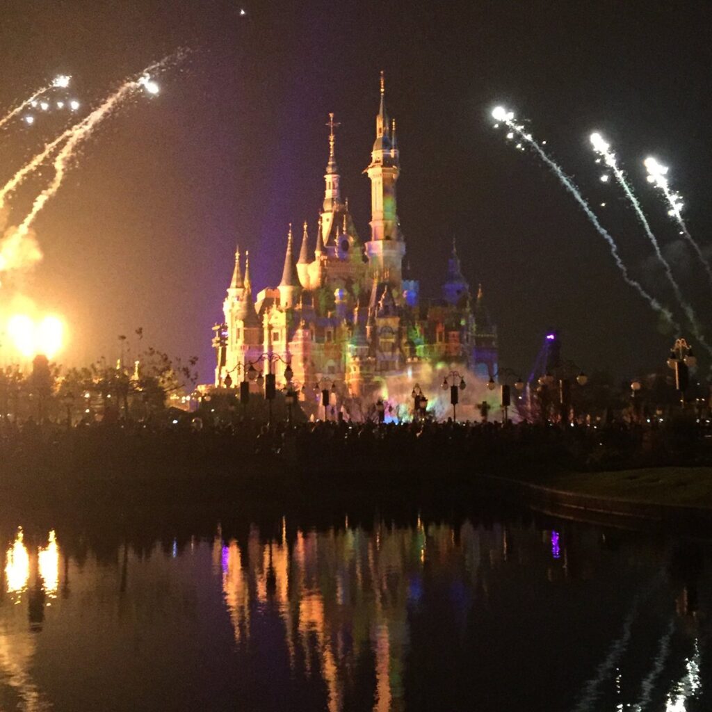 上海ディズニーランド「イグナイト・ザ・ドリーム」の花火とEnchanted Storybook Castle