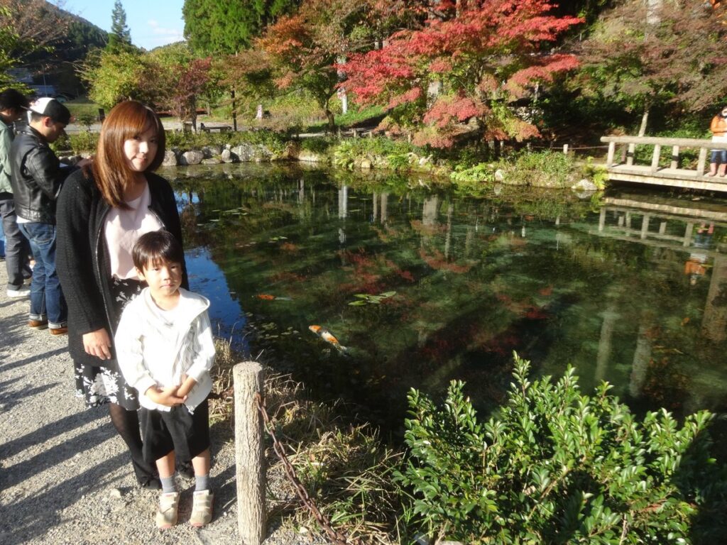 名もなき池「モネの池」を訪れた家族連れ