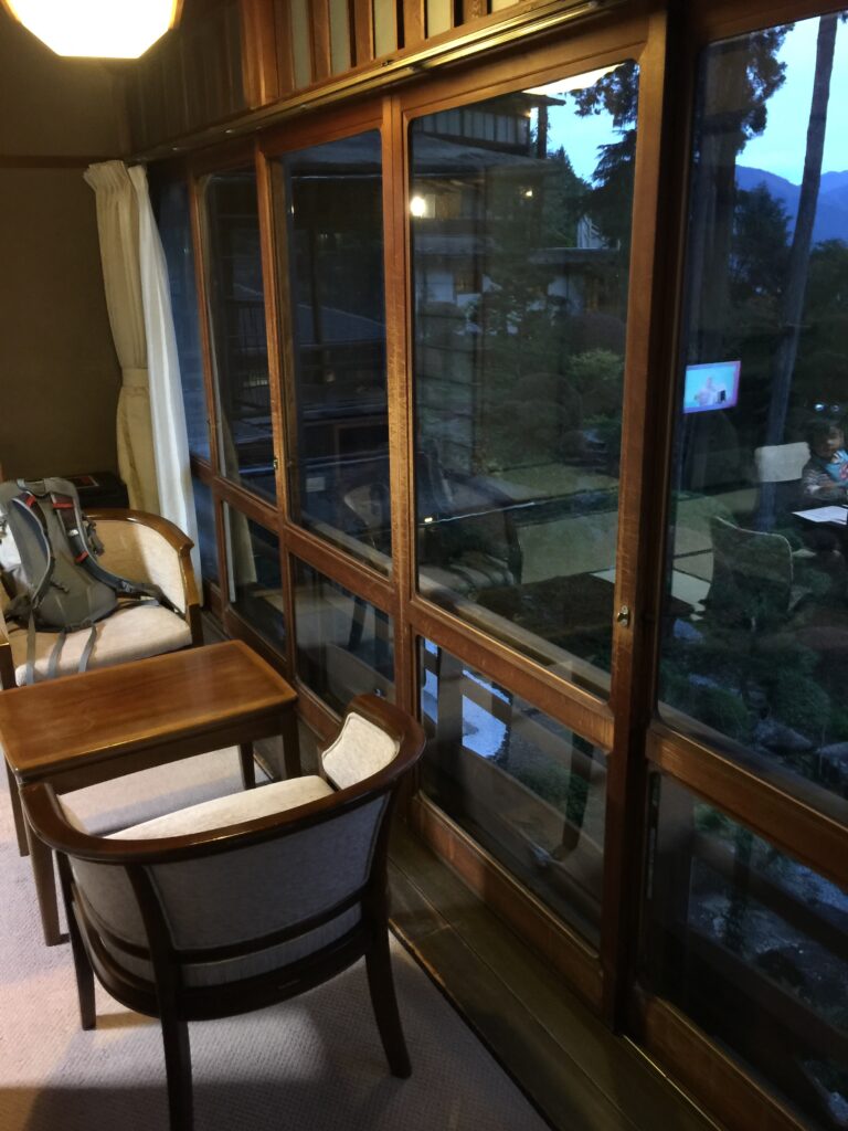 湯之島館の客室と窓から望む日本庭園