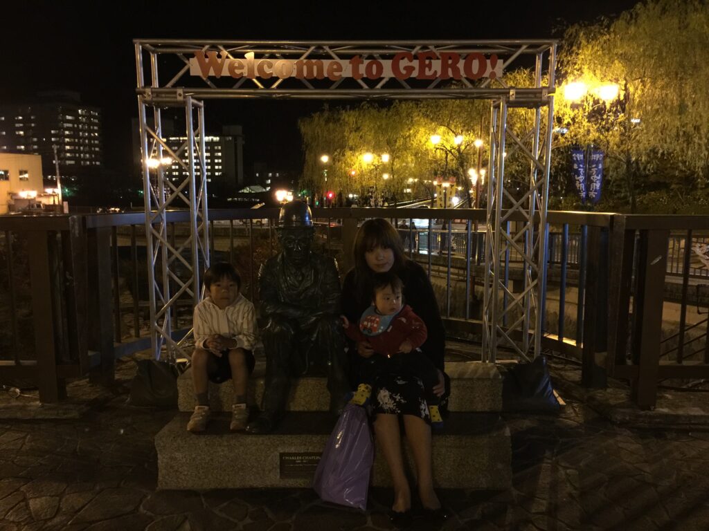 夜の下呂温泉街を家族で散策