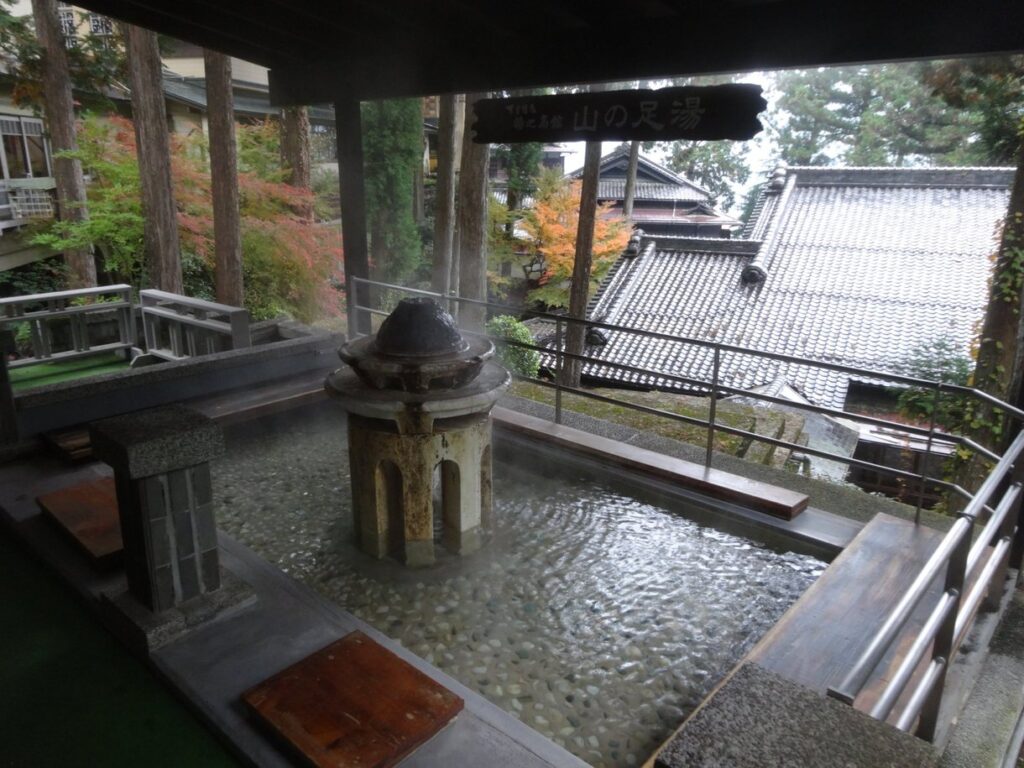 湯之島館の館内に設けられた足湯と木造建築