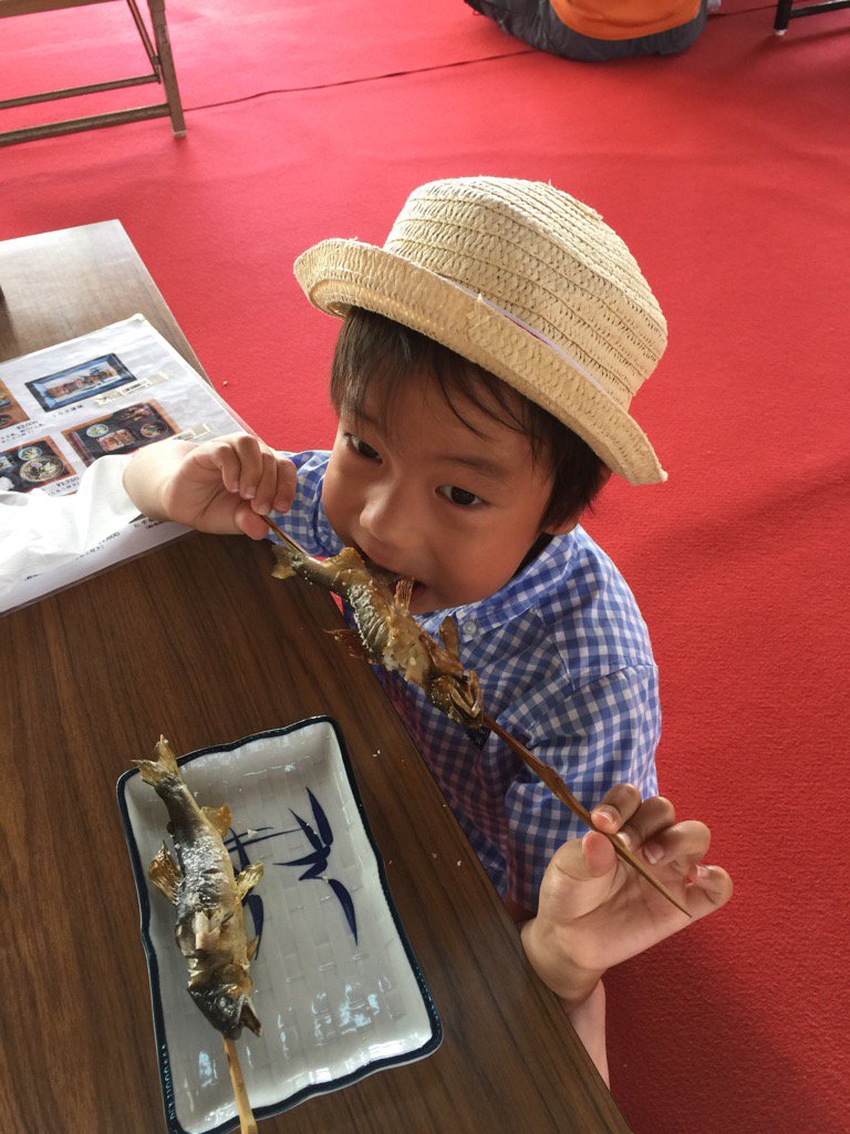 岡本観光やなで子供が鮎の塩焼きを食べる様子