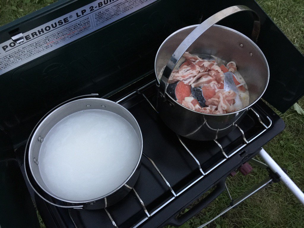無印良品カンパーニャ嬬恋キャンプ場で食べた初日の夕食「寄せ鍋と白米」