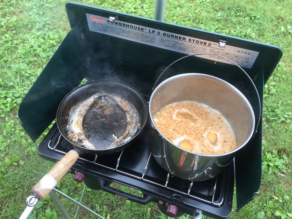 無印良品カンパーニャ嬬恋キャンプ場で食べたチキンラーメンとサンマの朝食