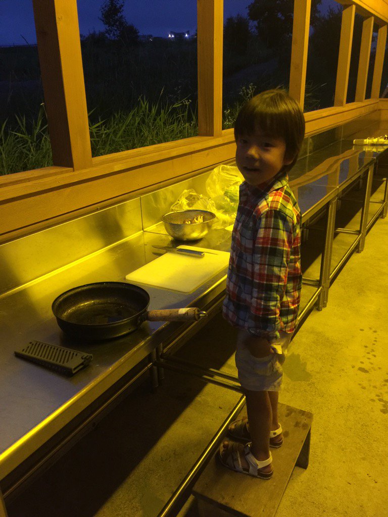 無印良品カンパーニャ嬬恋キャンプ場で子供と一緒に夕食を下ごしらえする様子