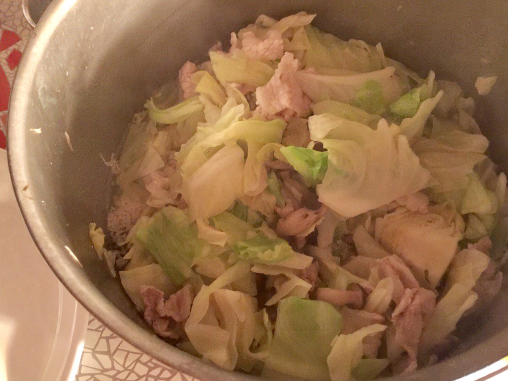 朝摘みキャベツを使った豚肉の鍋・白米・味噌汁のキャンプ飯