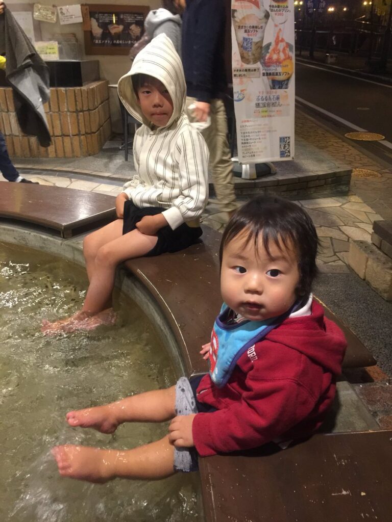 下呂温泉の足湯を楽しむ子供たち