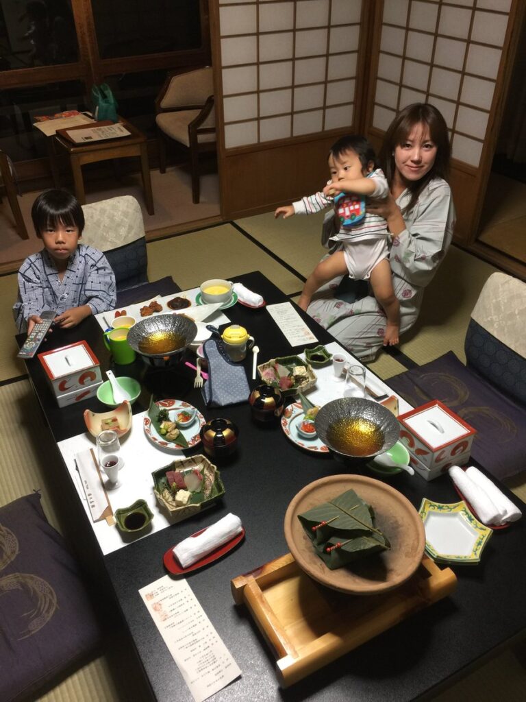 下呂温泉「湯之島館」の部屋食でいただく飛騨牛の夕食