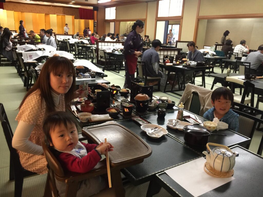 下呂温泉「湯之島館」の大広間でいただく朝食