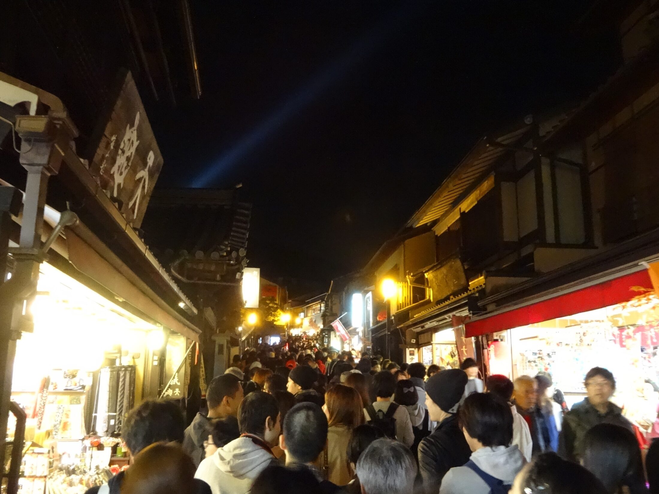 京都・清水寺の紅葉とライトアップ