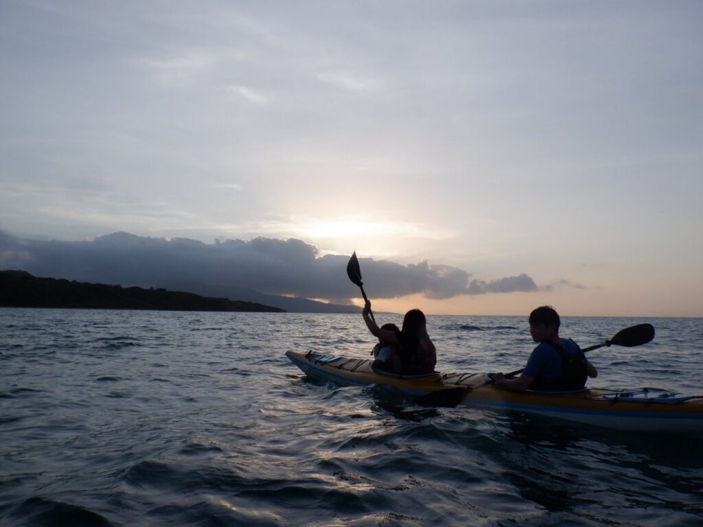 小浜島の夕暮れサンセットカヤックツアーで海上から夕日を眺める様子