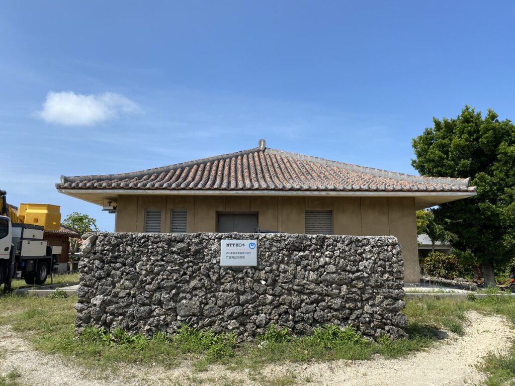 竹富島の赤瓦屋根のNTT局舎
