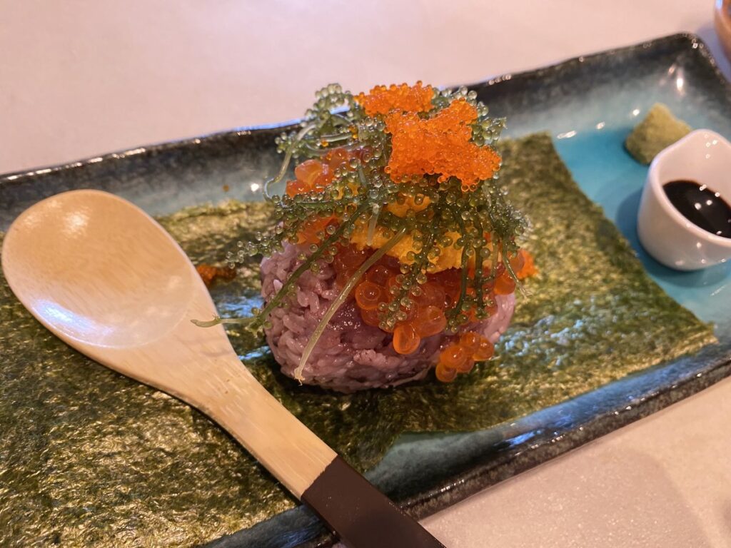 あじまー商店の八重山ウニぎりなどの料理