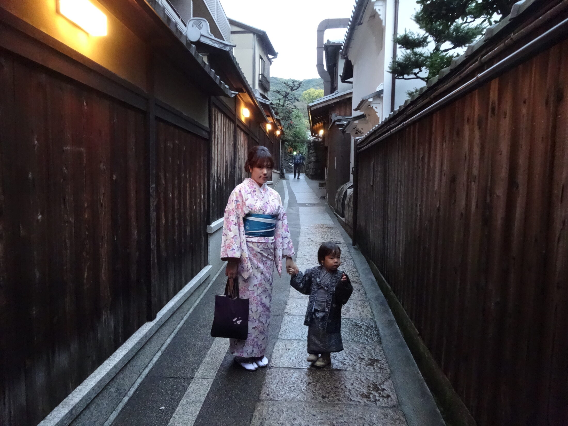 京都・家族でレンタル着物を着て石塀小路を散策