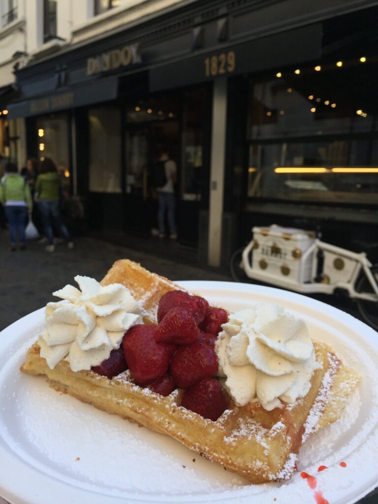 1829年創業の老舗中の老舗「Maison Dandoy(メゾン・ダンドワ)」で、ブリュッセル風ワッフル