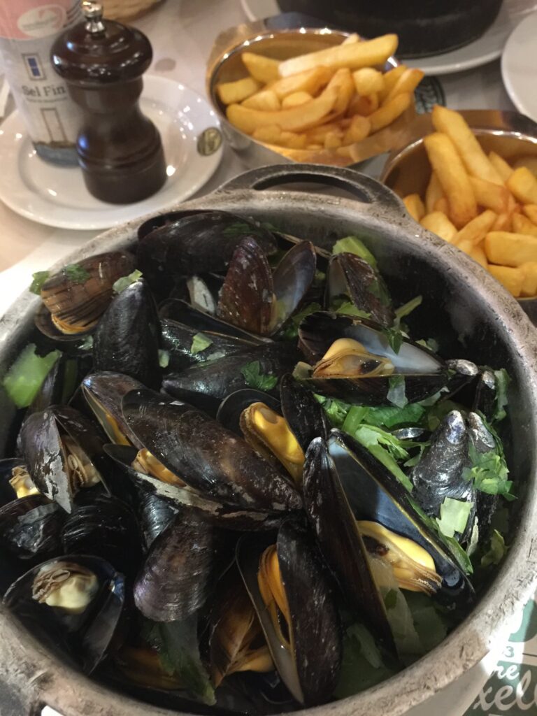 ブリュッセル・老舗レストラン「シェ・レオン(Chez Leon)」でいただくムール貝の白ワイン蒸し