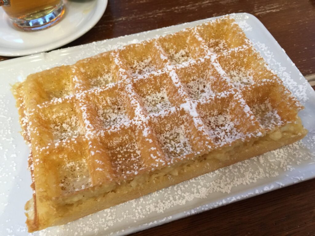 1829年創業の老舗中の老舗「Maison Dandoy(メゾン・ダンドワ)」のブリュッセル風ワッフル