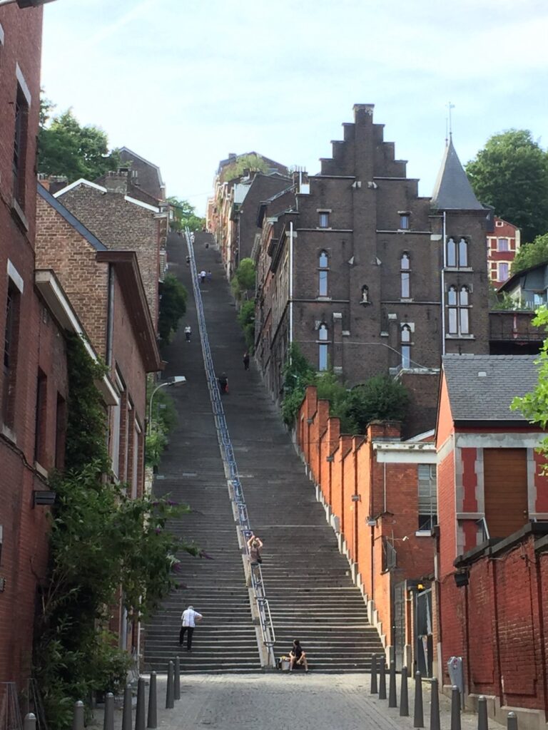 リエージュ・374段の石段が続く「モンタニュ・ビューラン(Montagne de Bueren)」