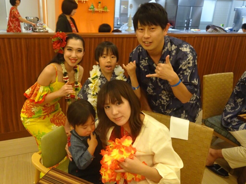 誕生日ケーキを届けてくれたフラガールとの記念写真