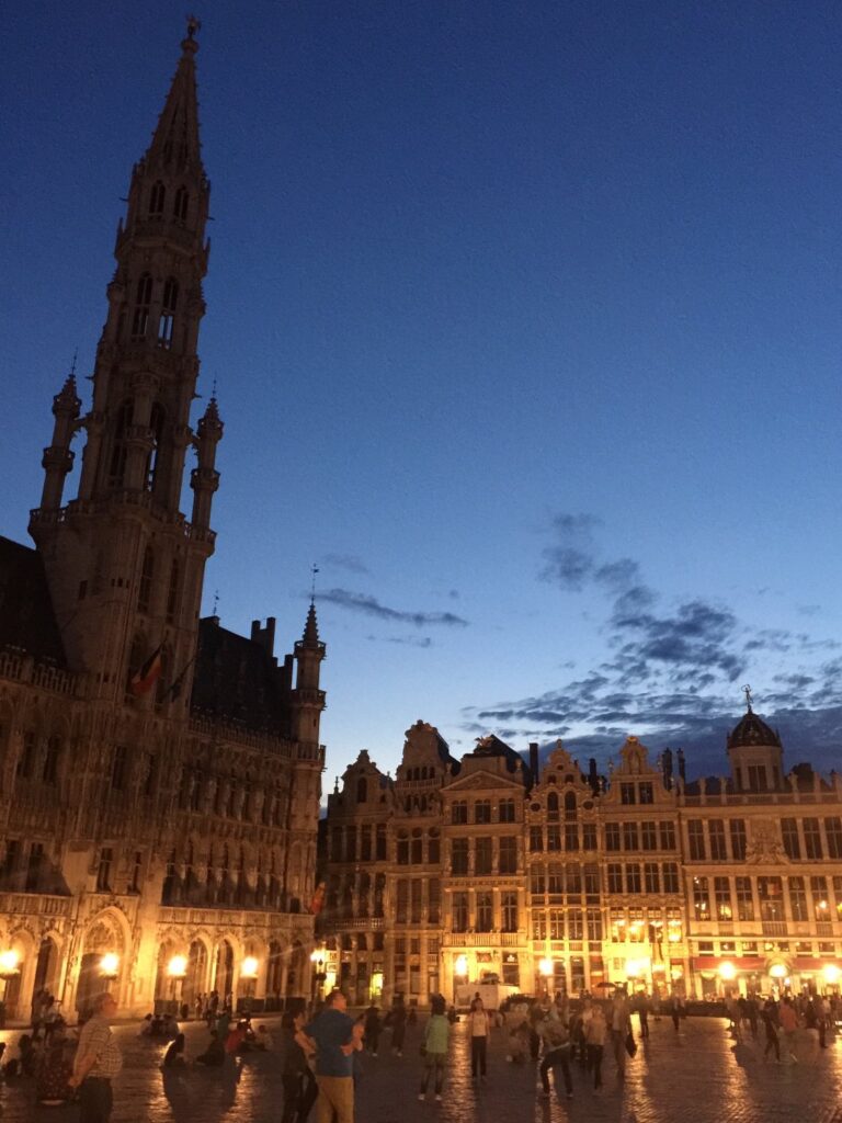 ブリュッセル・夕暮れ時の世界文化遺産「ブリュッセルのグランプラス(Grand-Place)」