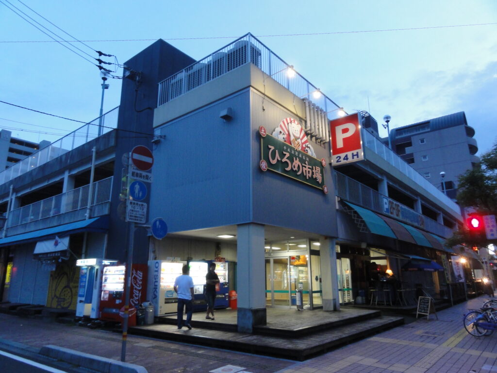 ひろめ市場の本池澤・高知名物「カツオのタタキ」