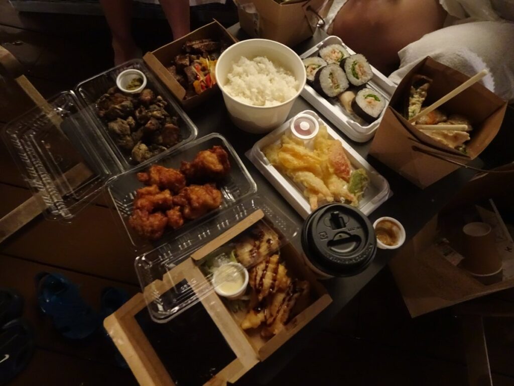 THE LIVING GARDENでのプールサイドの食事