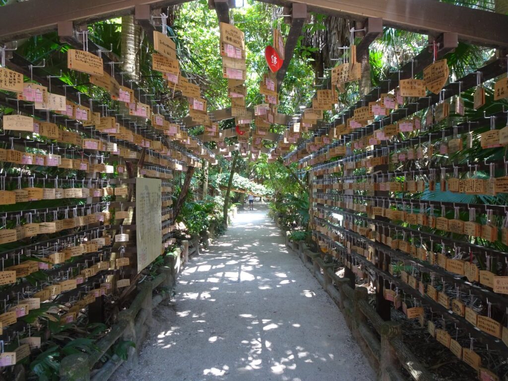 青島神社の絵馬のトンネル「祈りの古道」