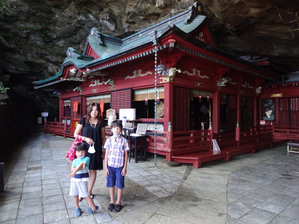 洞窟内に建つ鵜戸神宮の朱色の本殿