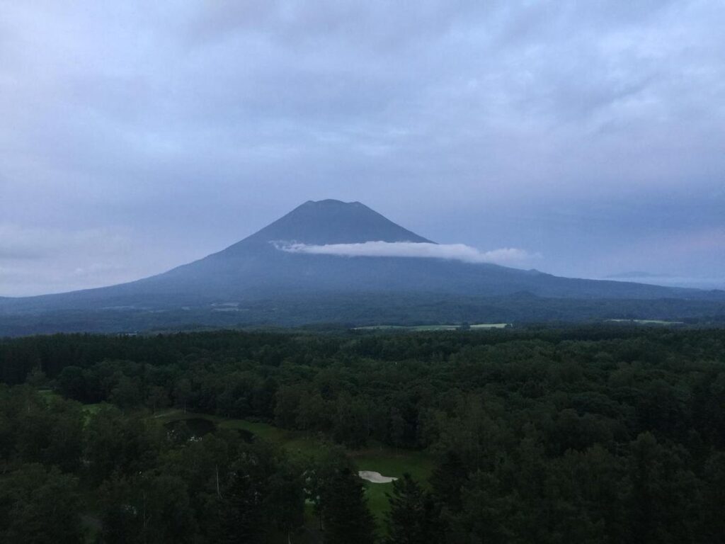 ホテルの部屋からの羊蹄山の眺め