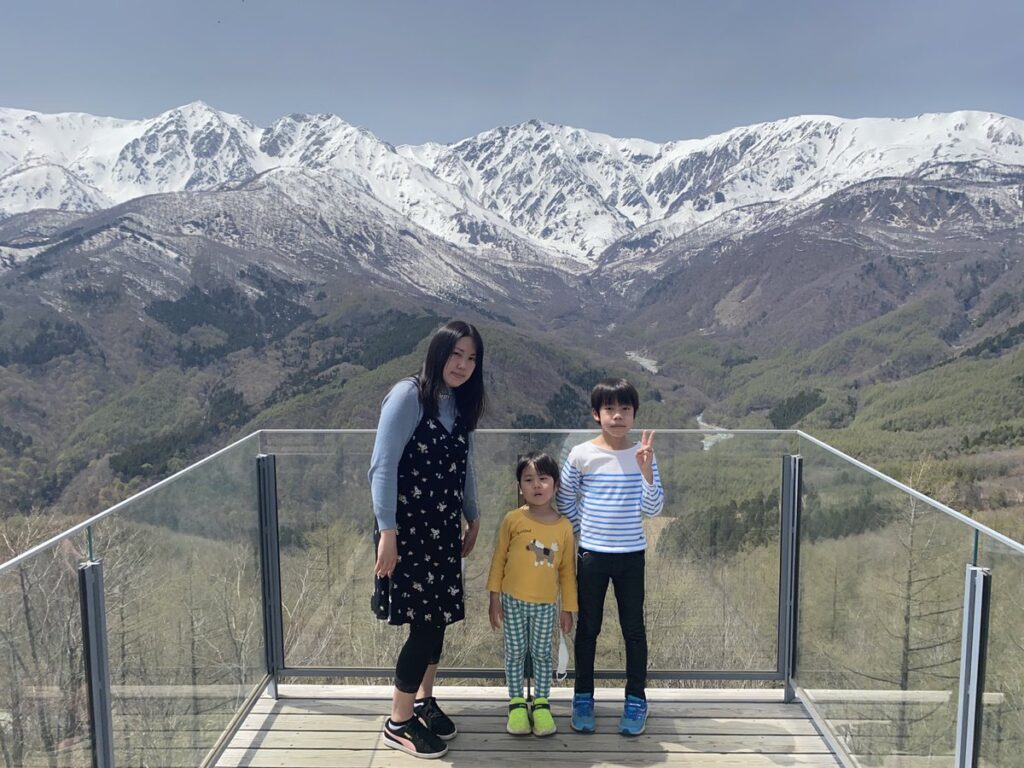 唐松沢雪渓を望むHAKUBA MOUNTAIN HARBORのテラス